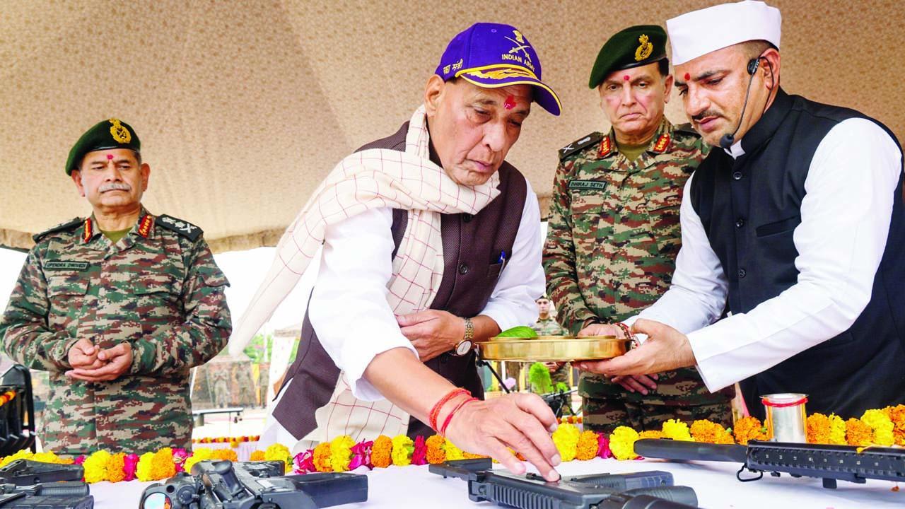 ભુજમાં ગઈ કાલે વિજયાદશમી નિમિત્તે ચીફ ઑફ આર્મી સ્ટાફ જનરલ ઉપેન્દ્ર દ્વિવેદીની હાજરીમાં શસ્ત્રપૂજા કરી રહેલા રક્ષાપ્રધાન રાજનાથ સિંહ.